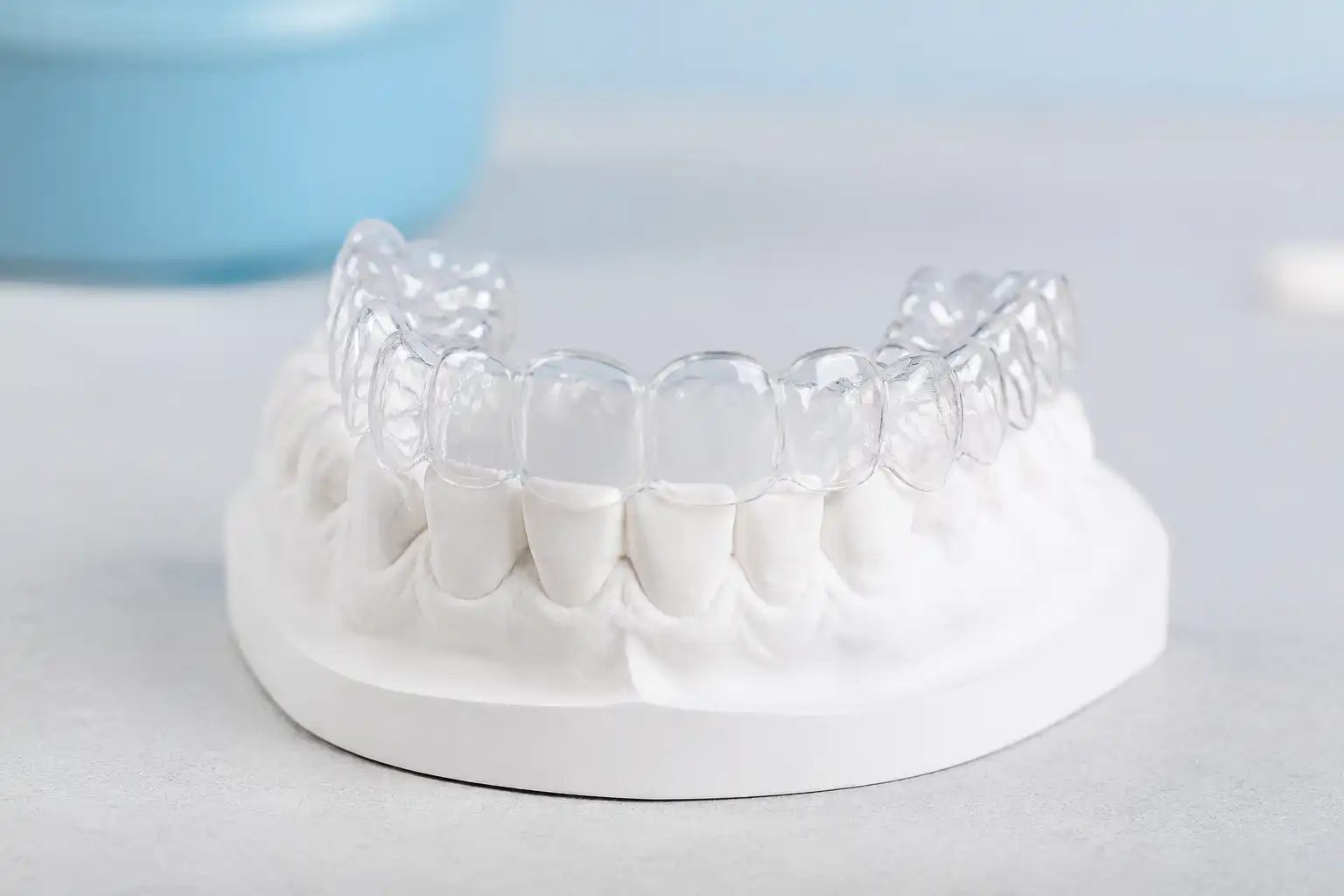 ارتودنسی نامرئی چیست؟ مزایا، معایب و نکات مهم پیش از انتخاب