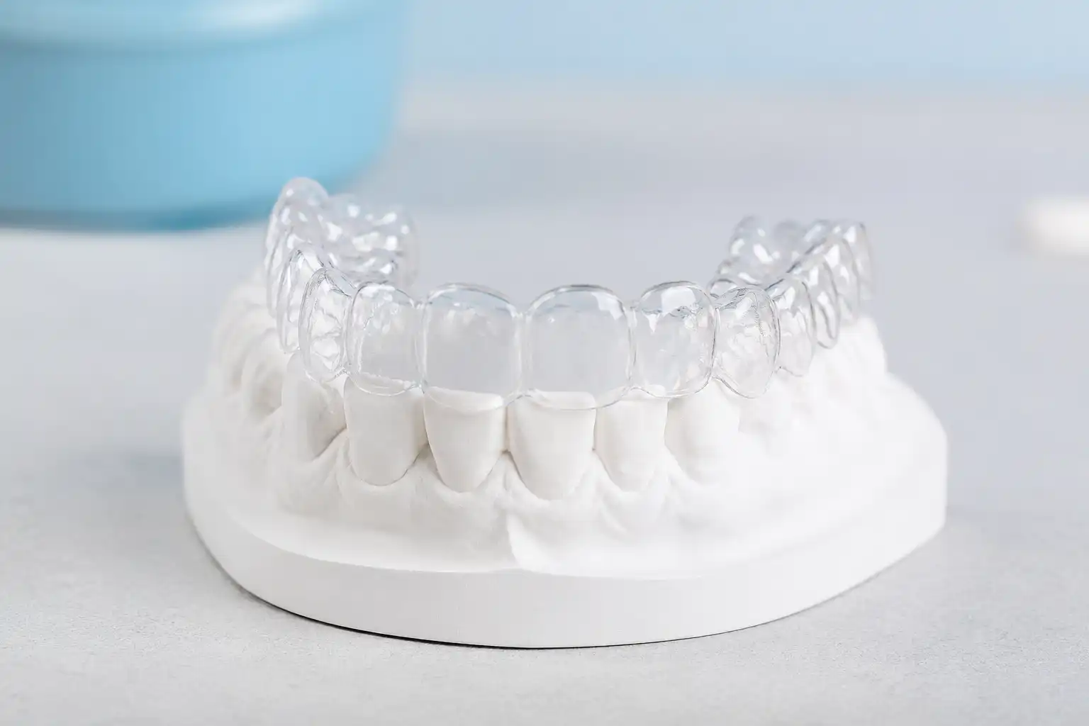 ارتودنسی نامرئی چیست؟ مزایا، معایب و نکات مهم پیش از انتخاب