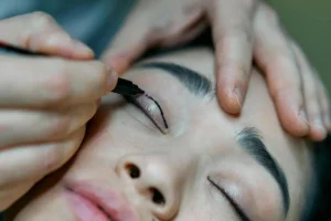 جراحی پلک چیست؟ راهنمای کامل بلفاروپلاستی و رفع افتادگی پلک