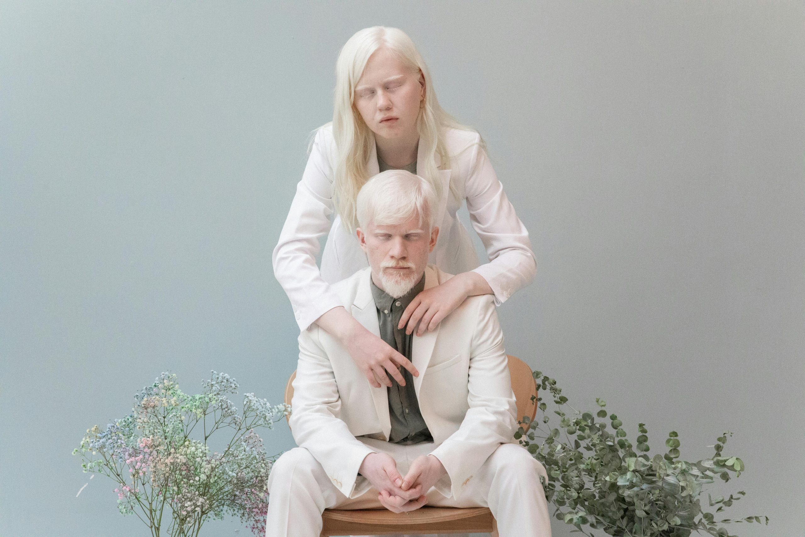 زال بودن (آلبینیسم): علت‌ها، علائم، مراقبت‌های پوستی و بینایی و زندگی سالم با این اختلال ژنتیکی